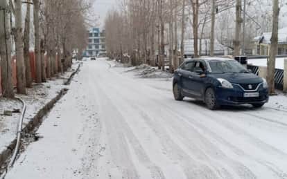 पहाड़ों पर हो रही बर्फबारी