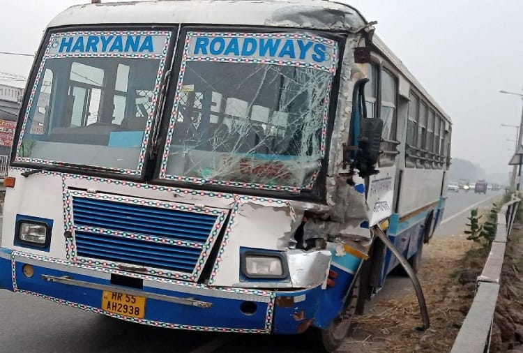 High speed roadways bus hit the dumper in Panipat of Haryana