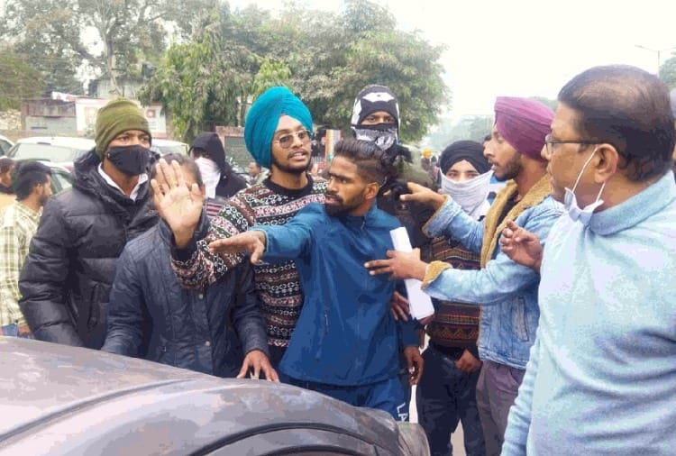 Candidates jammed roads regarding constable recruitment In Jalandhar