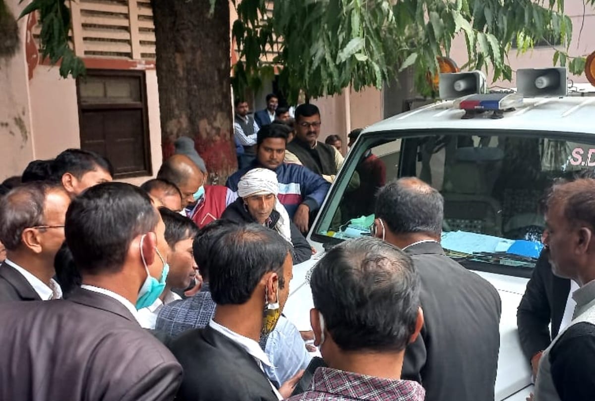 Police beat up lawyer son of retired judge in Deoria