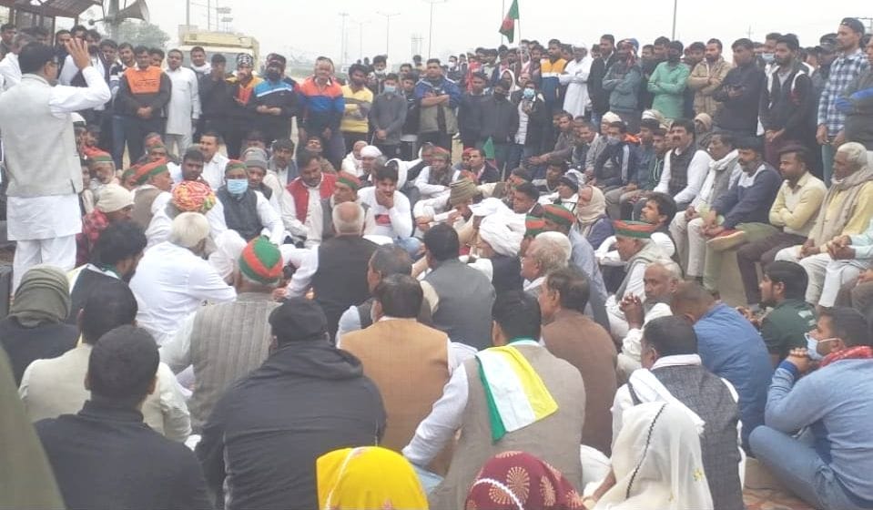 Demonstration of farmers on Hire Company, scuffle with police