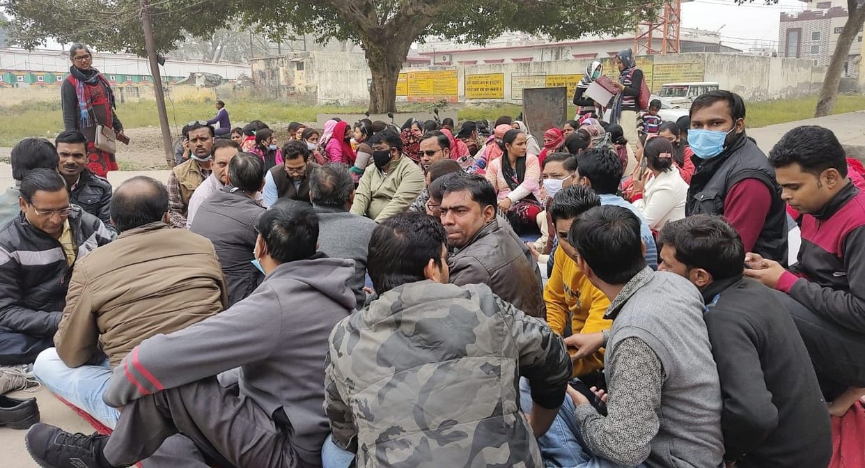 Hathras: Health workers sitting on dharna by boycotting work for the second day