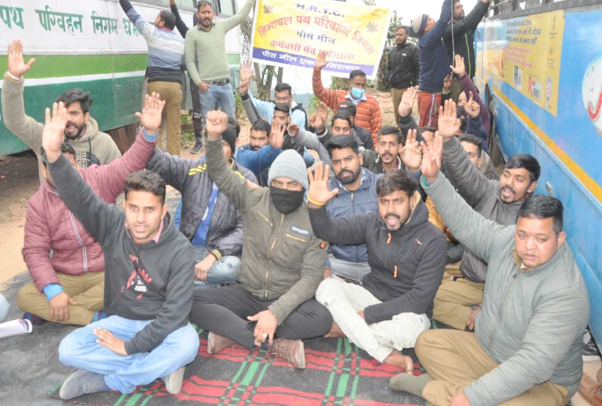 Work in the workshop stalled: 150 buses erected in the state due to the strike of Peace Meal workers