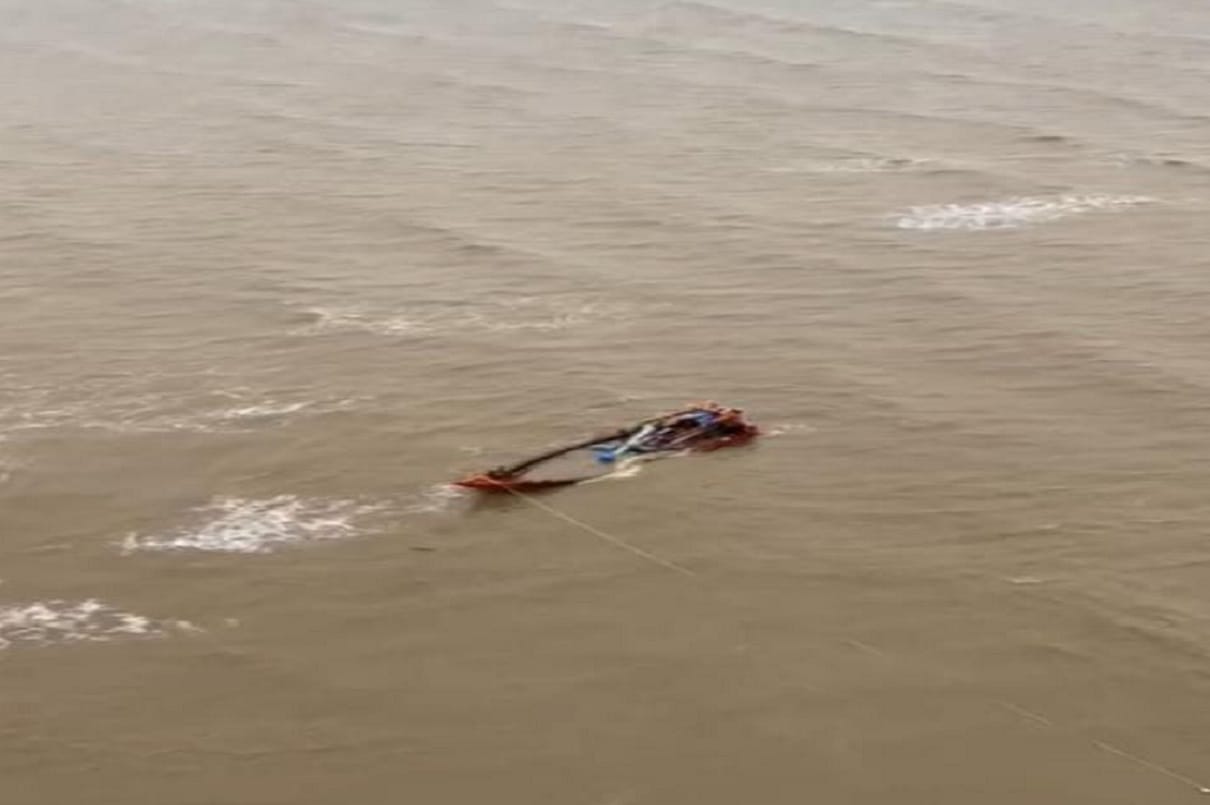 Boat Carrying 55 People Sank in Ganga River in Danapur Bihar News in Hindi
