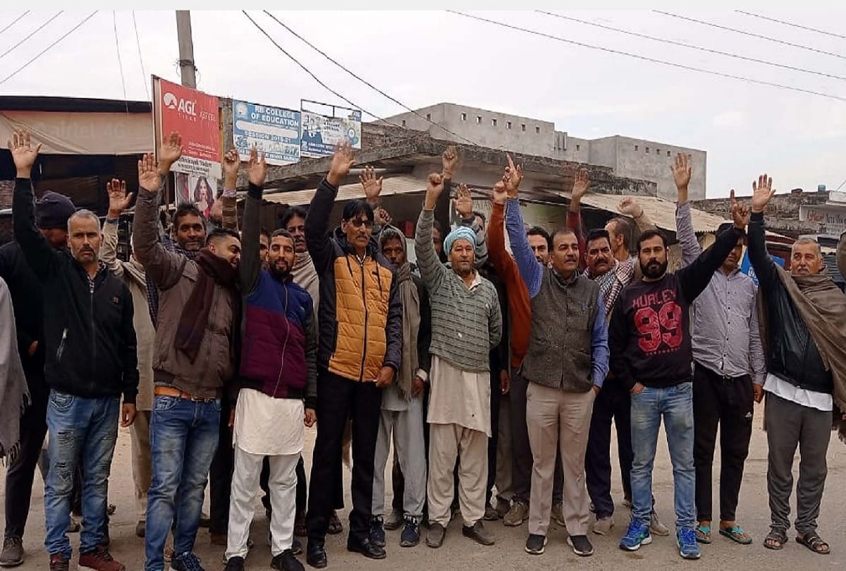 Demonstration against the action of vacating government land, warning of a sit-in outside the SDM office