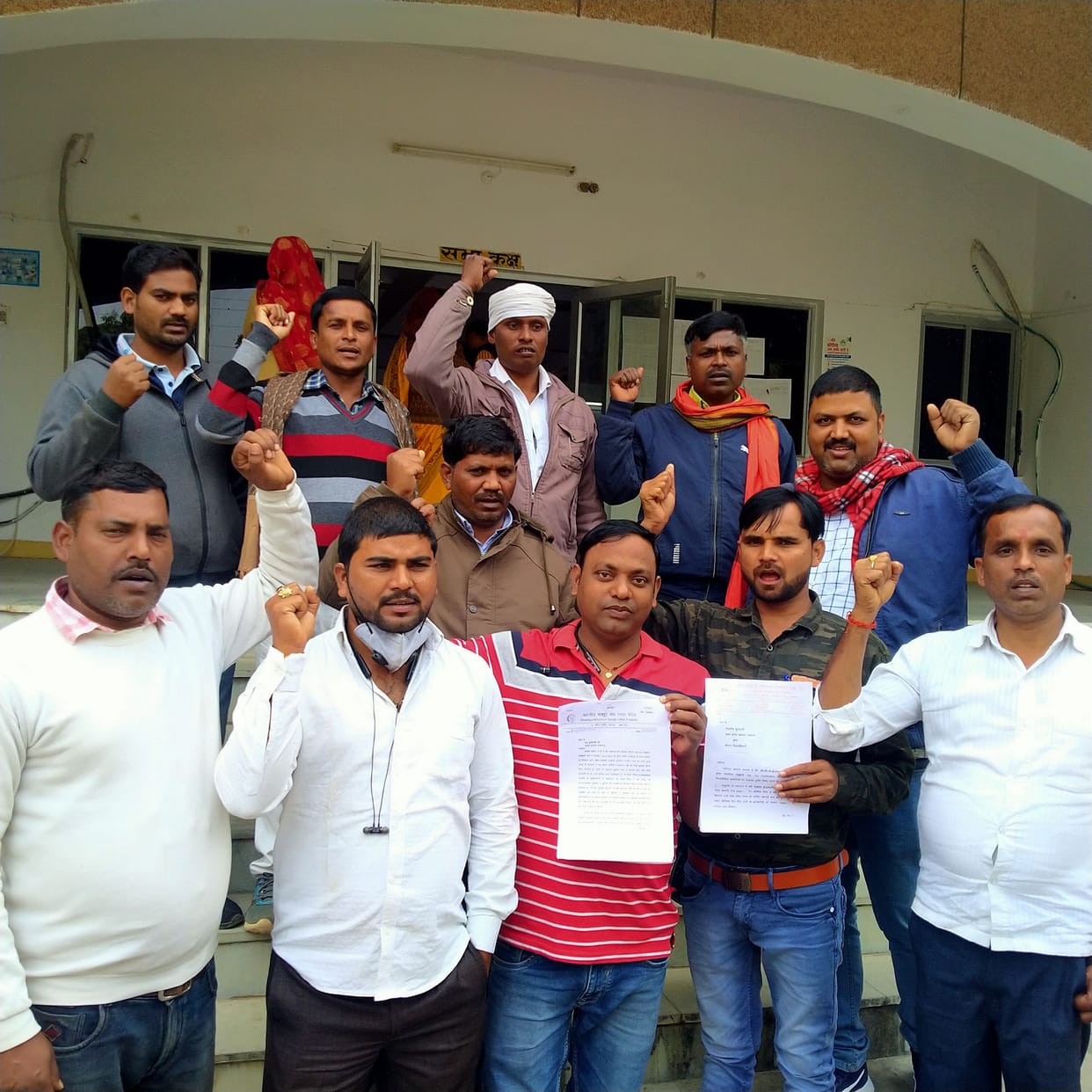 To increase honorarium, ambulance workers demonstrated at the collectorate