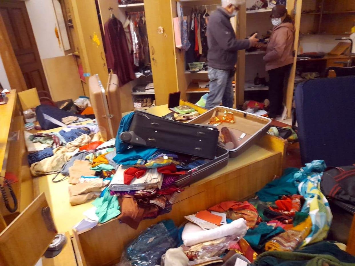 Goods worth lakhs stolen from former professor's house in Defense Colony