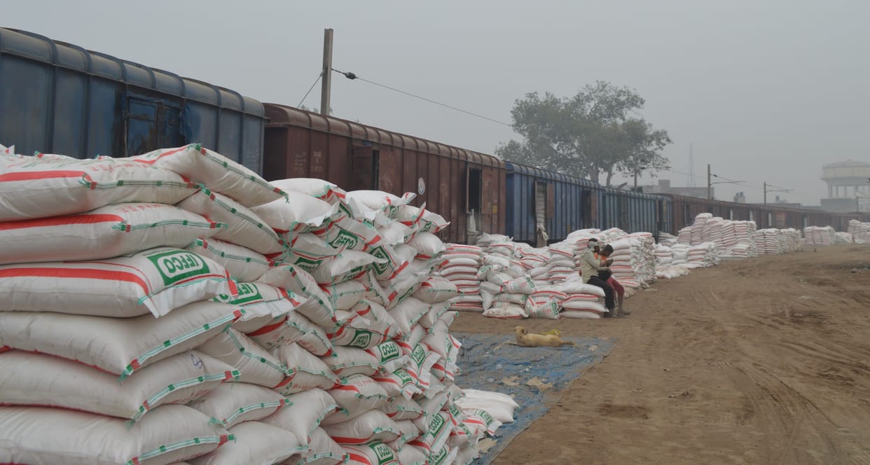 Hathras: Officials inspected fertilizer shops