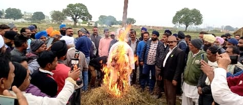 Farmers put a lock on the gate of Sugarcane Development Committee, a heated argument with the secretary
