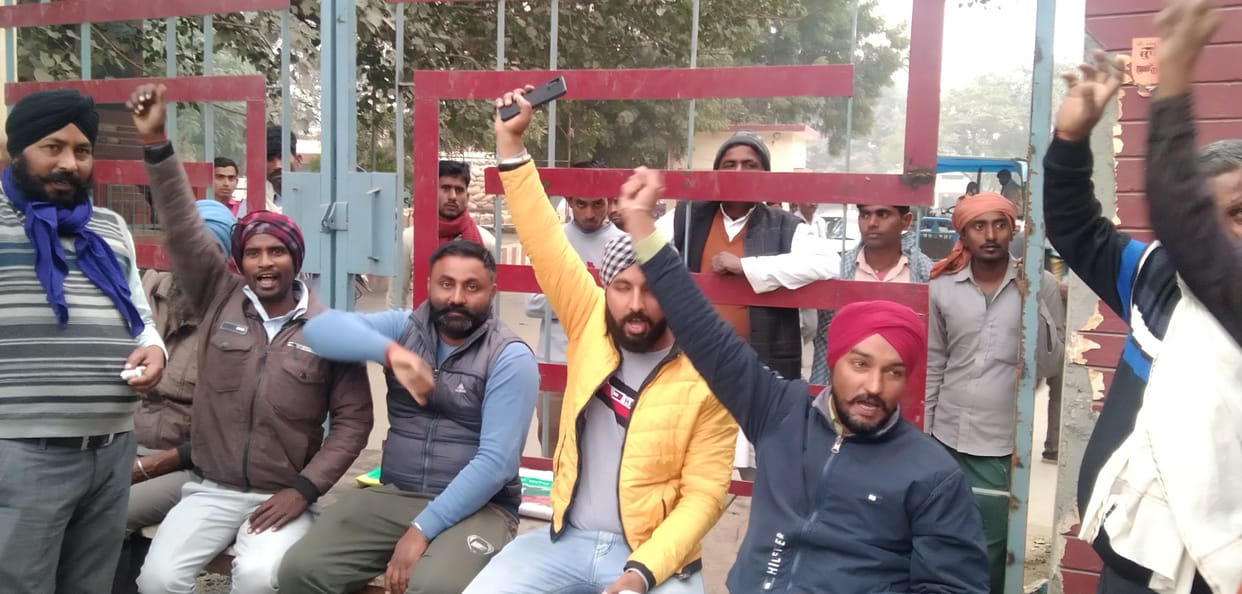 Uproar by closing the gate of Tilhar Mandi for beating the farmer