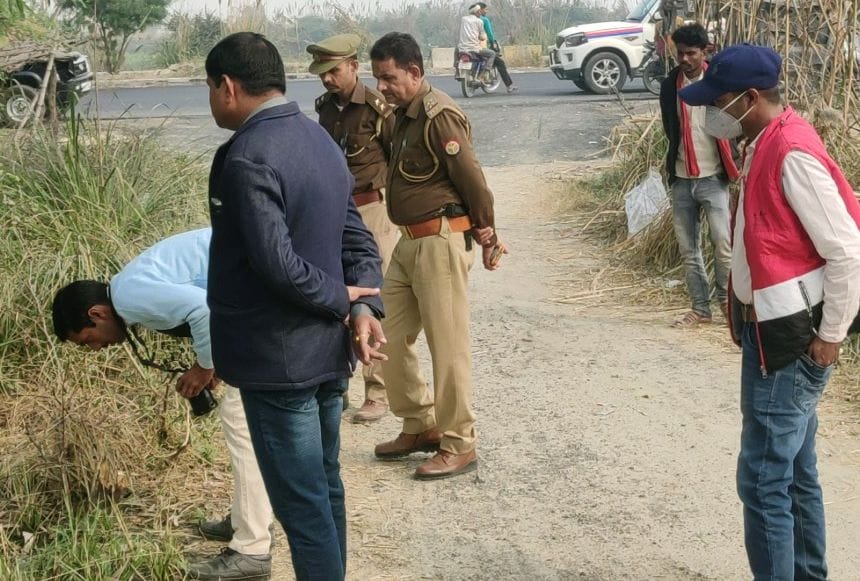 fathepur news,Middle-aged dead body found hanging on tree