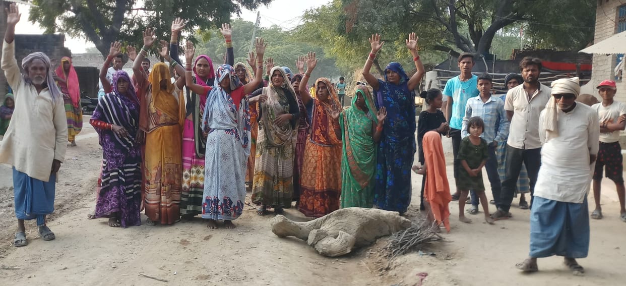 fathepur news,Villagers jammed against overloaded trucks