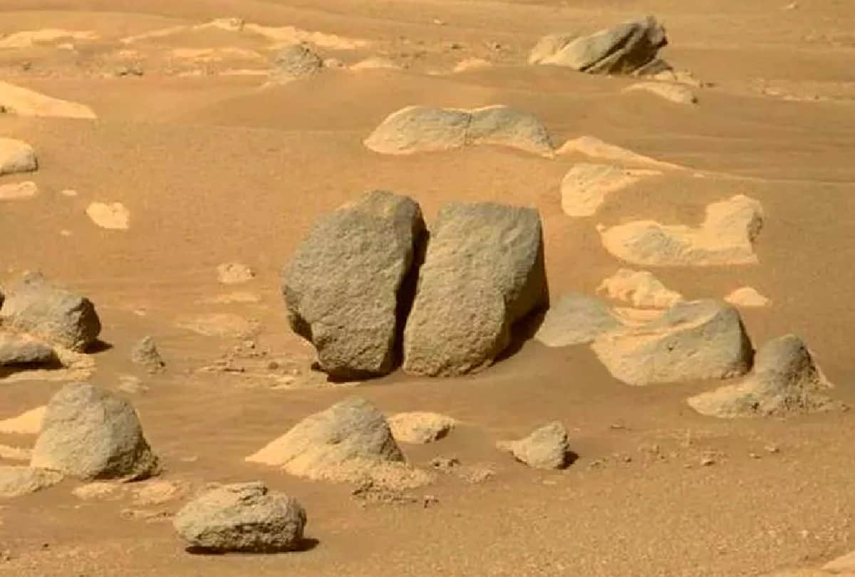 nasa perseverance mars rover spots unique view on mars planet