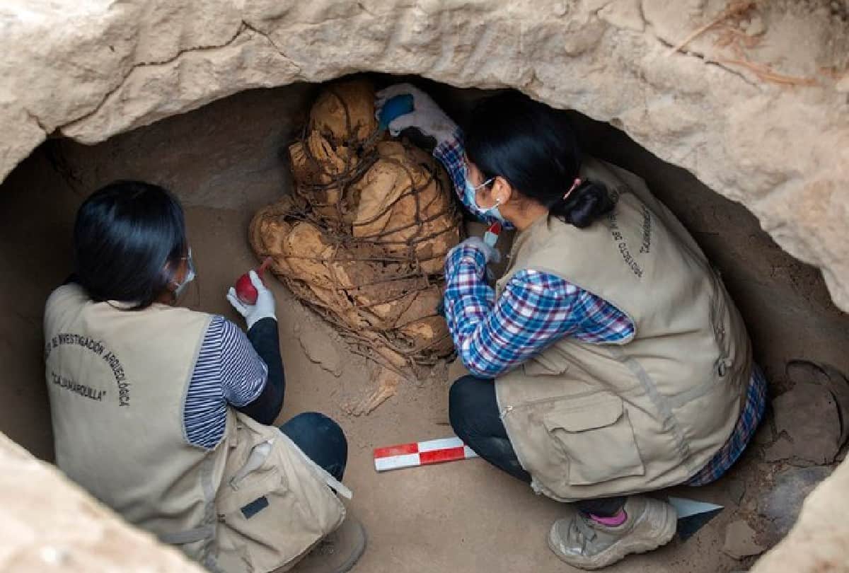 archeologists find 800 year old mummy in peru tied with ropes