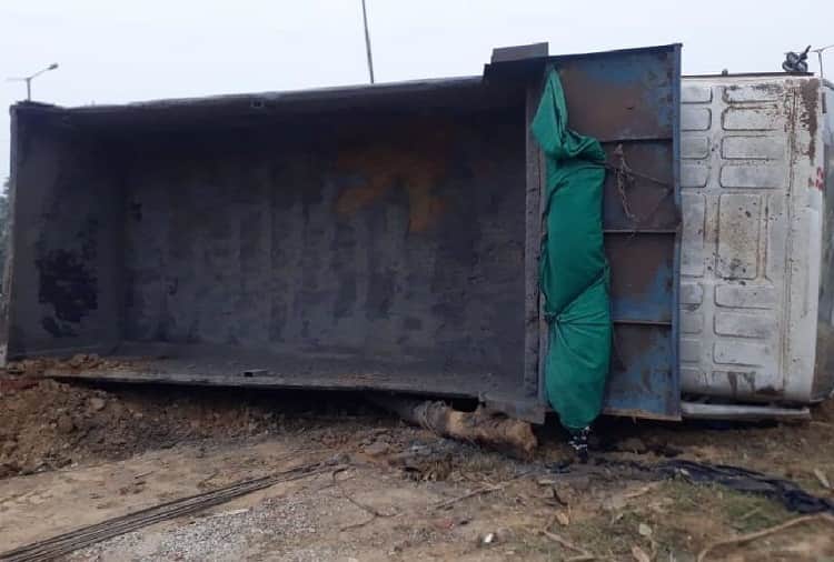 High speed roadways bus hit the dumper in Panipat of Haryana