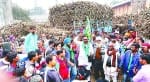 किसानों से बजाज मिल को गन्ना न देने की अपील करते भाकियू नेता।