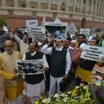 प्रदर्शन करते विपक्षी सांसद