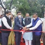 फीता काटकर ऑक्सीजन प्लांट का लोकार्पण करते मंत्री सखलेचा।