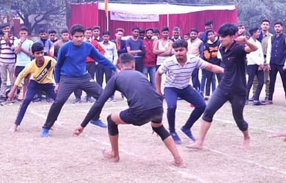 शाहजहांपुर के एसएस कॉलेज में खेल महोत्सव के दूसरे दिन आयोजित कबड्डी प्रतियोगिता में प्रतिभाग कर