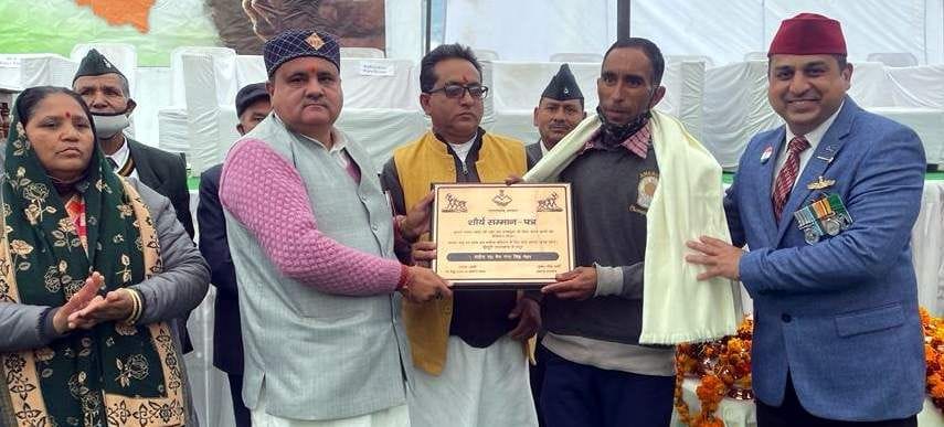 Families of martyrs and ex-servicemen honored