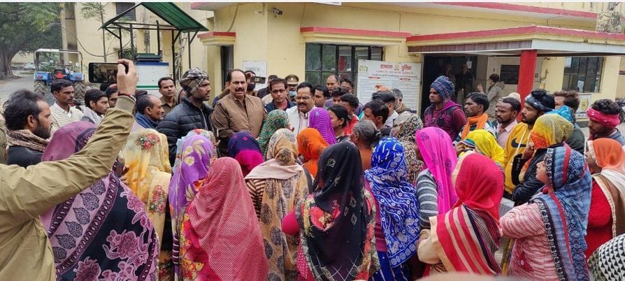 Hathras: Villagers protested by blocking the road for not registering the report