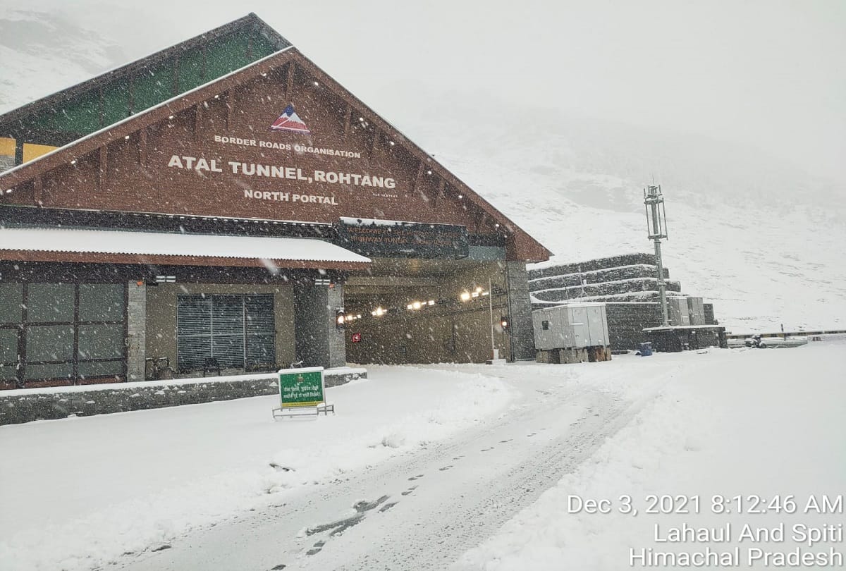 Himachal: Fresh snowfall in Atal Tunnel, increased slippery risk