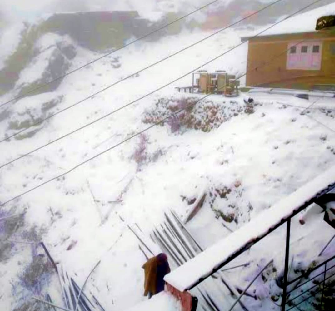 seven inch fresh snowfall in chuddhaar sirmaur on friday