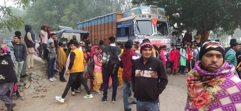 Angry girl students blocked Bhiwani-Hansi road due to lack of stoppage of buses