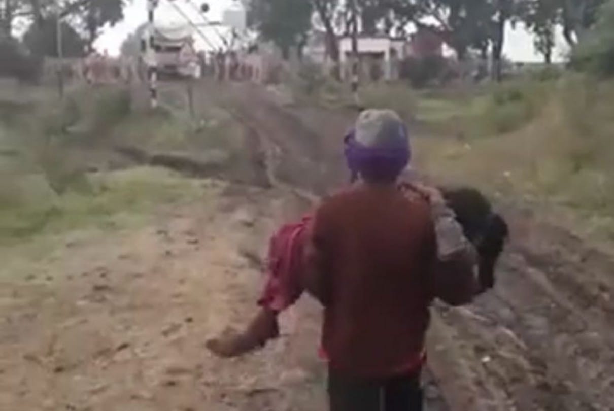Ujjain: If the ambulance did not reach, the girl was given birth on the road, the father ran after carrying him in his lap, was taken to the hospital by loading vehicle