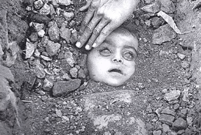 भोपाल गैस त्रासदी की वह तस्वीर, जो इस त्रासदी का प्रतीक बन गई।