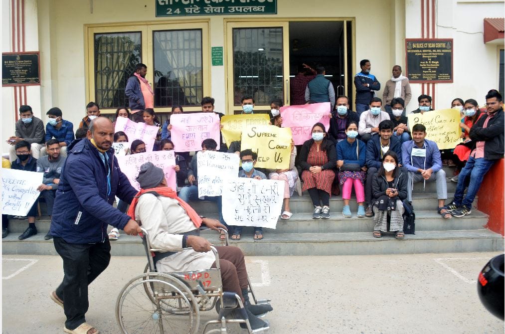 BHU Hospital Junior doctors are on strike since 27 November patients problems increased
