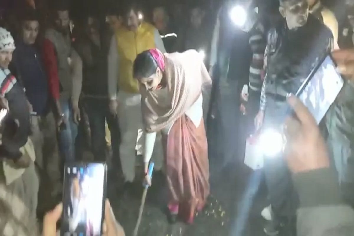 Bijnor News: the coconut not broke and the road was broken during the road inauguration and see photos