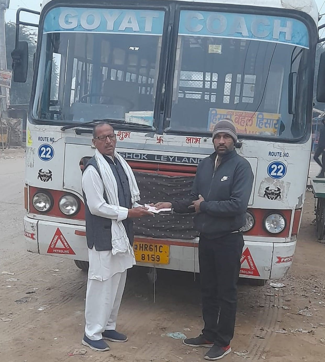 Bus driver showed honesty, returned the purse of the passenger