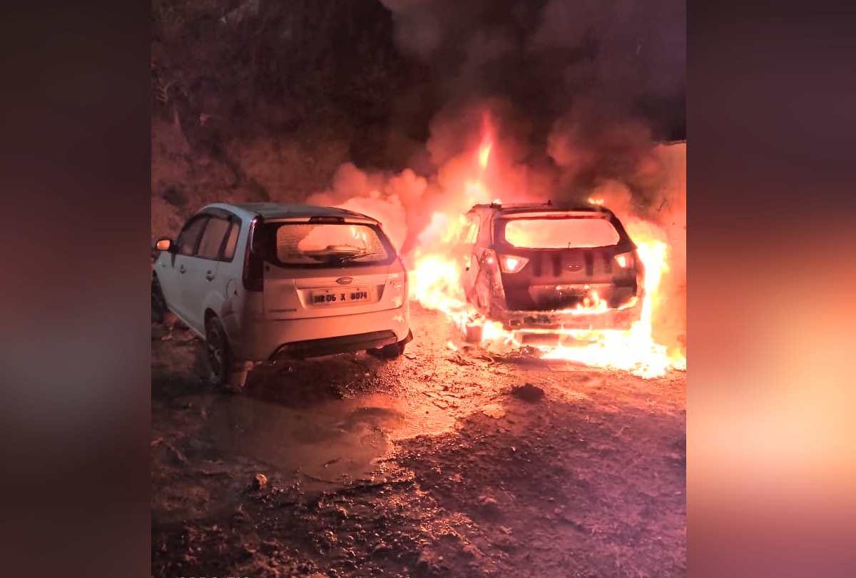 Car burnt to ashes in Subathu, another vehicle also caught fire