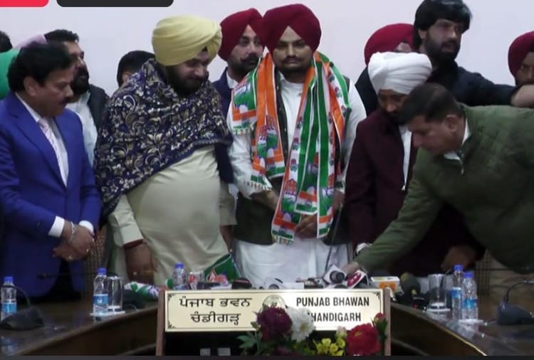 sidhu moosewala punjabi famous singer joins congress in punjab