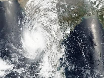 Weather: बंगाल की खाड़ी में बन रहा चक्रवाती तूफान, इसके असर से इन इलाकों में हो सकती है भारी बारिश depression in bay of bengal likely to become cyclone heavy rain prediction by imd