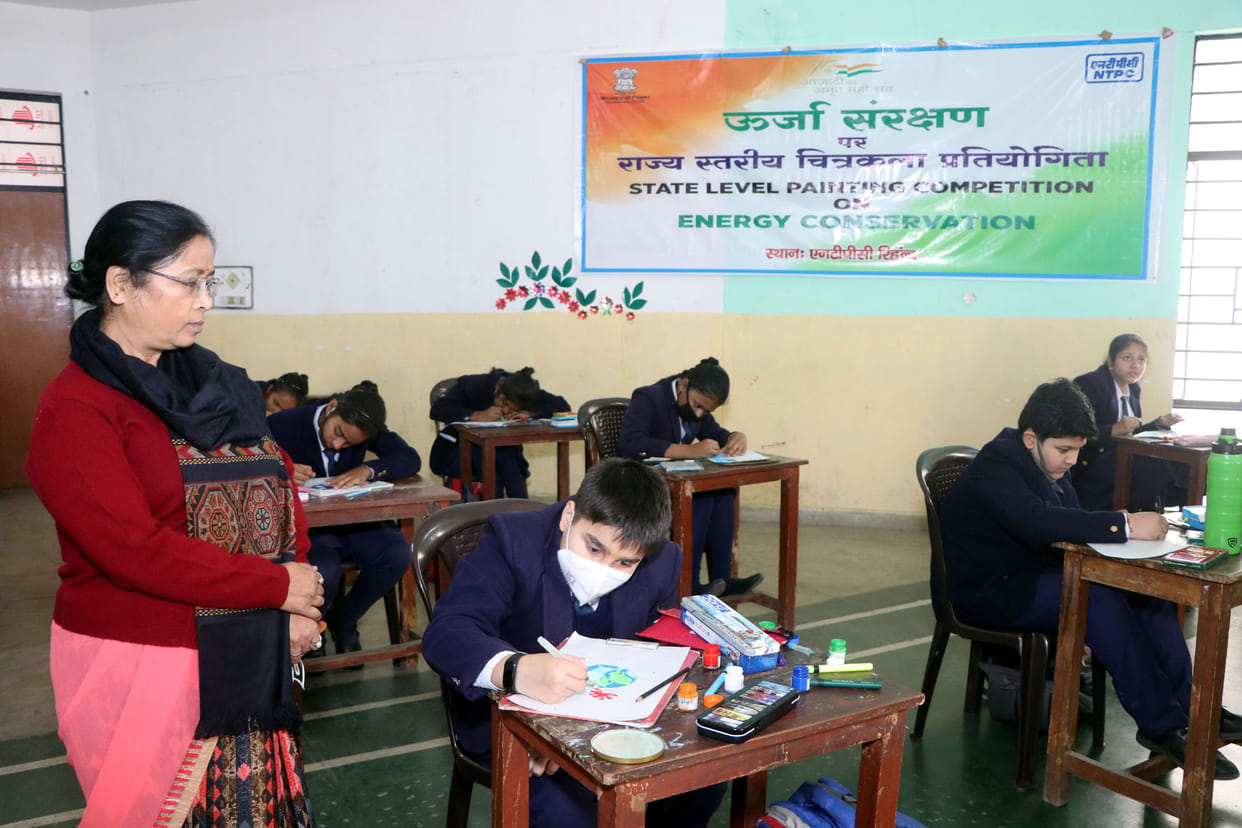 Students filled colors on canvas, gave message of energy conservation
