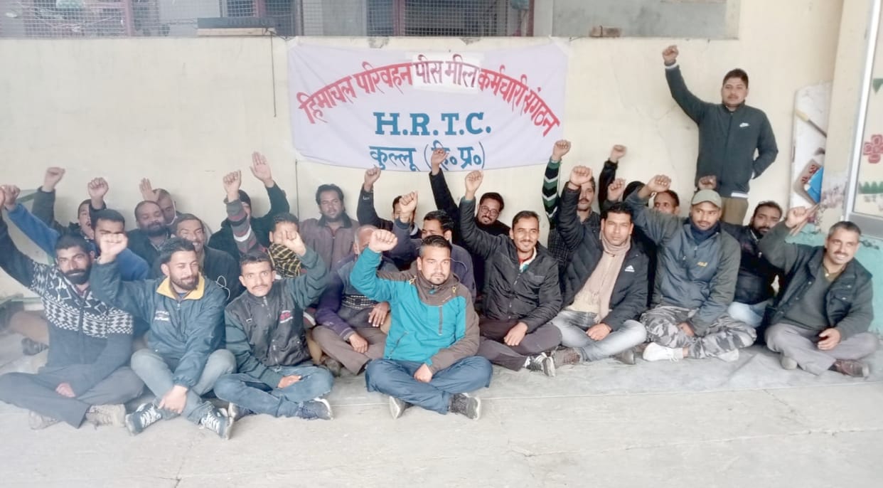 Piecemeal workers in Kullu depot demands to cover them in contract policy