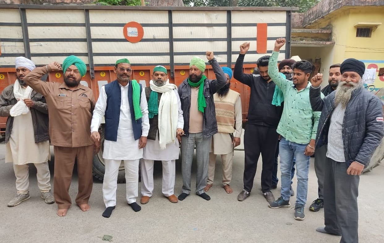 Farmers surrounded SDM office with tractor-trolleys when weighing stopped
