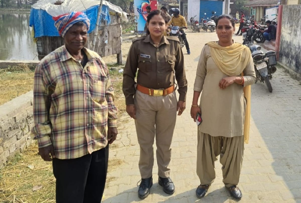 women police help old man after withdraw money from bank