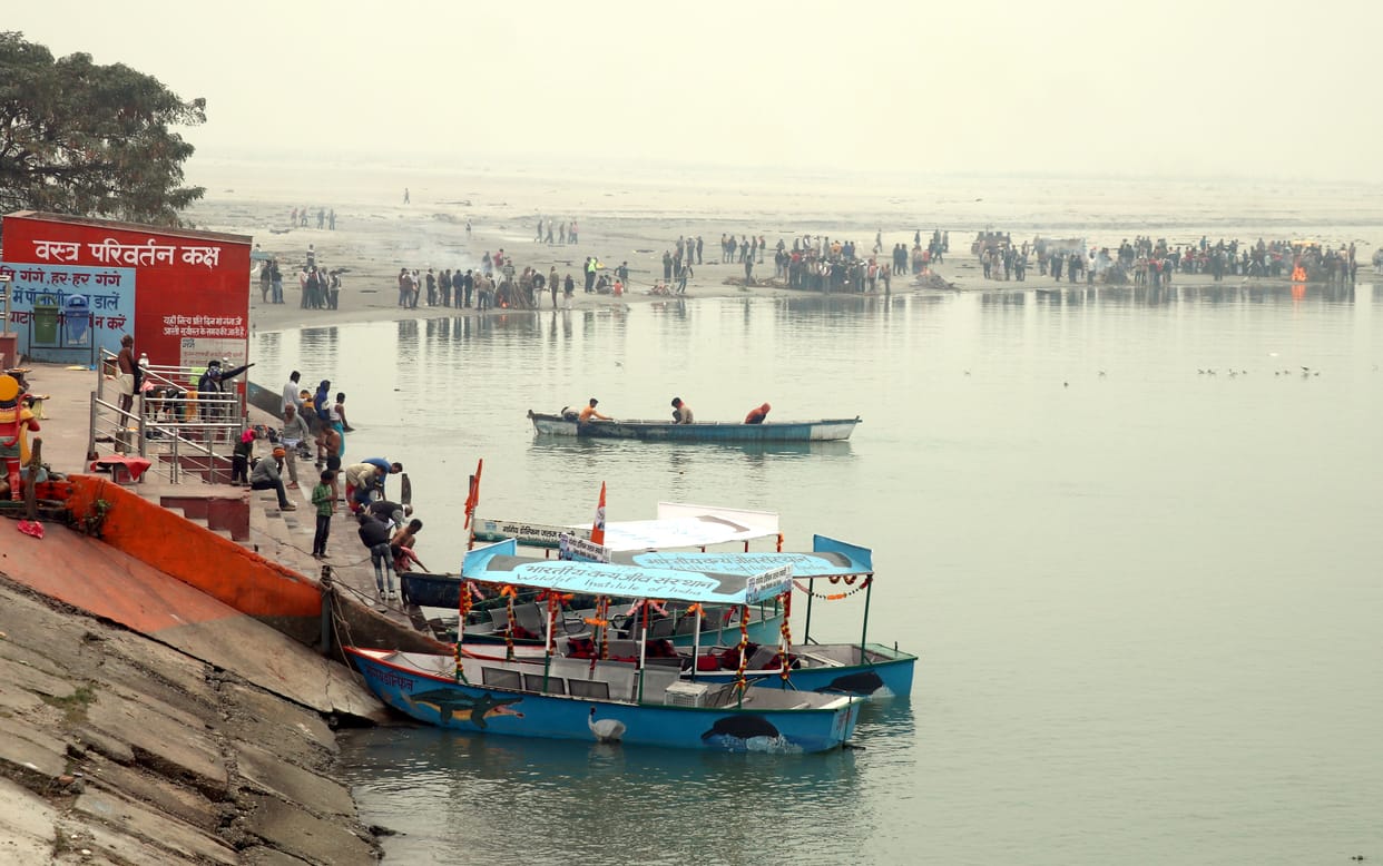 Plight: In the desire of salvation, the pyre reached the bathing ghat