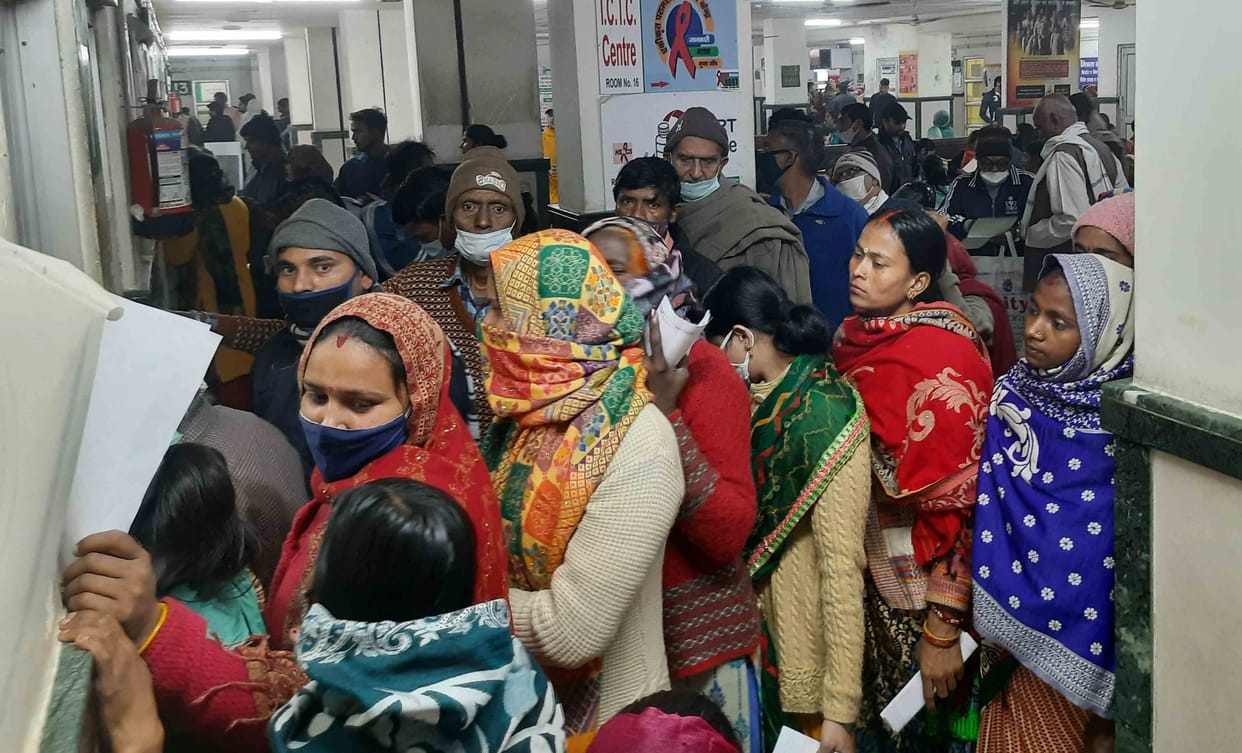 queue of patients, rules to protect against corona being broken