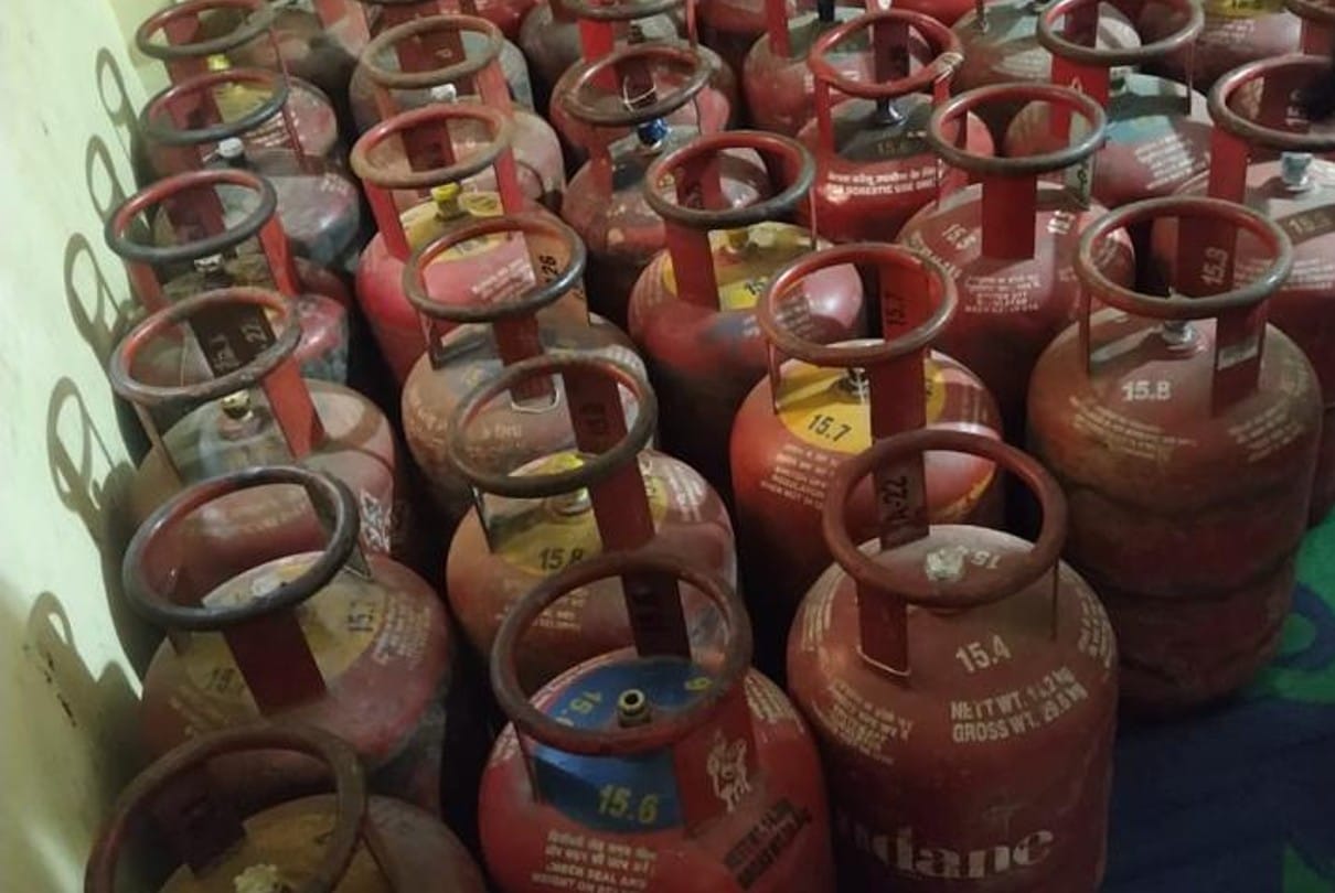 Indore: 60 cylinders of gas were illegally kept in Godown, used to sell at expensive prices
