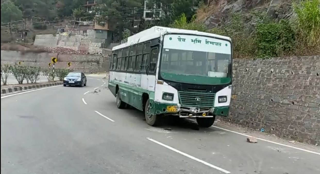 HRTC Chamba depot bus parked on NH-5 after break down as piecemeal workers on strike