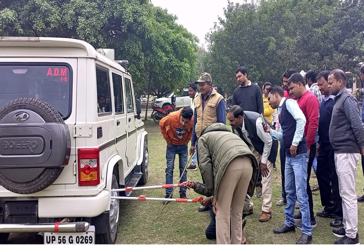 five feet long snake entered ADM car sweating in removal sensation in collectorate premises