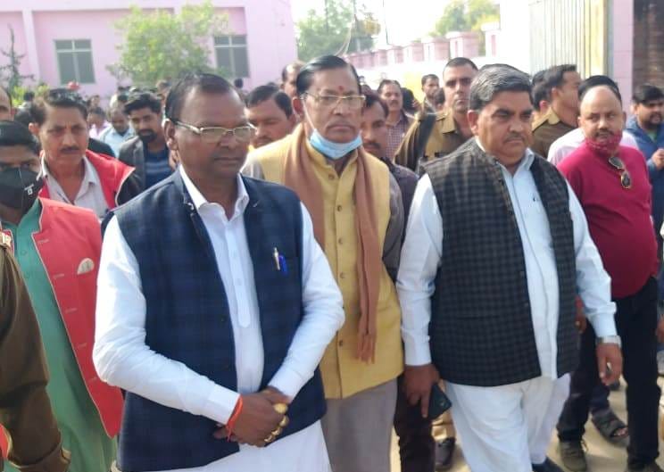 political parties representatives meet riya's parent