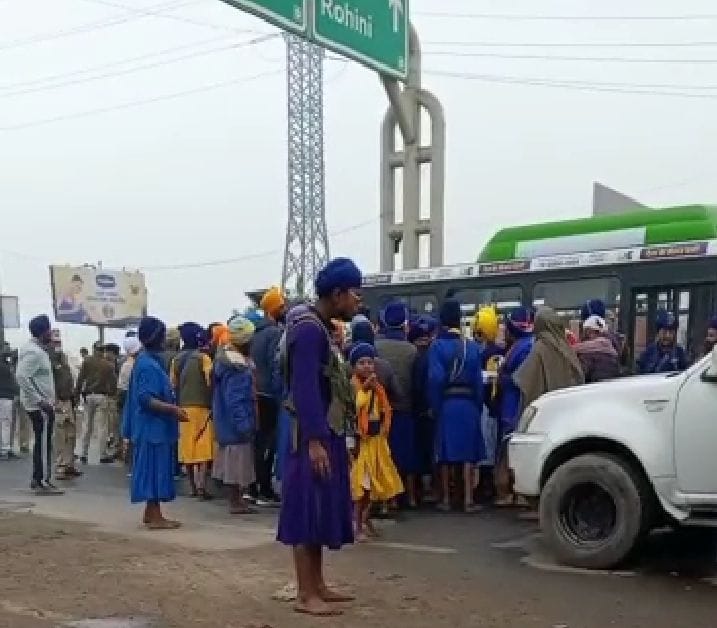 the police returned the nihangs who were going to pray at the gurudwara in delhi