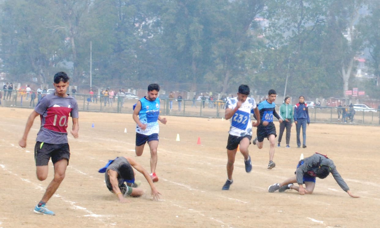 Bhuvneshwari won the gold in 100 mtr race, annual meet vallabh college