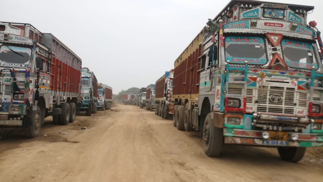 fathepur news,Lalauli-Adhaval road jammed for 26 hours