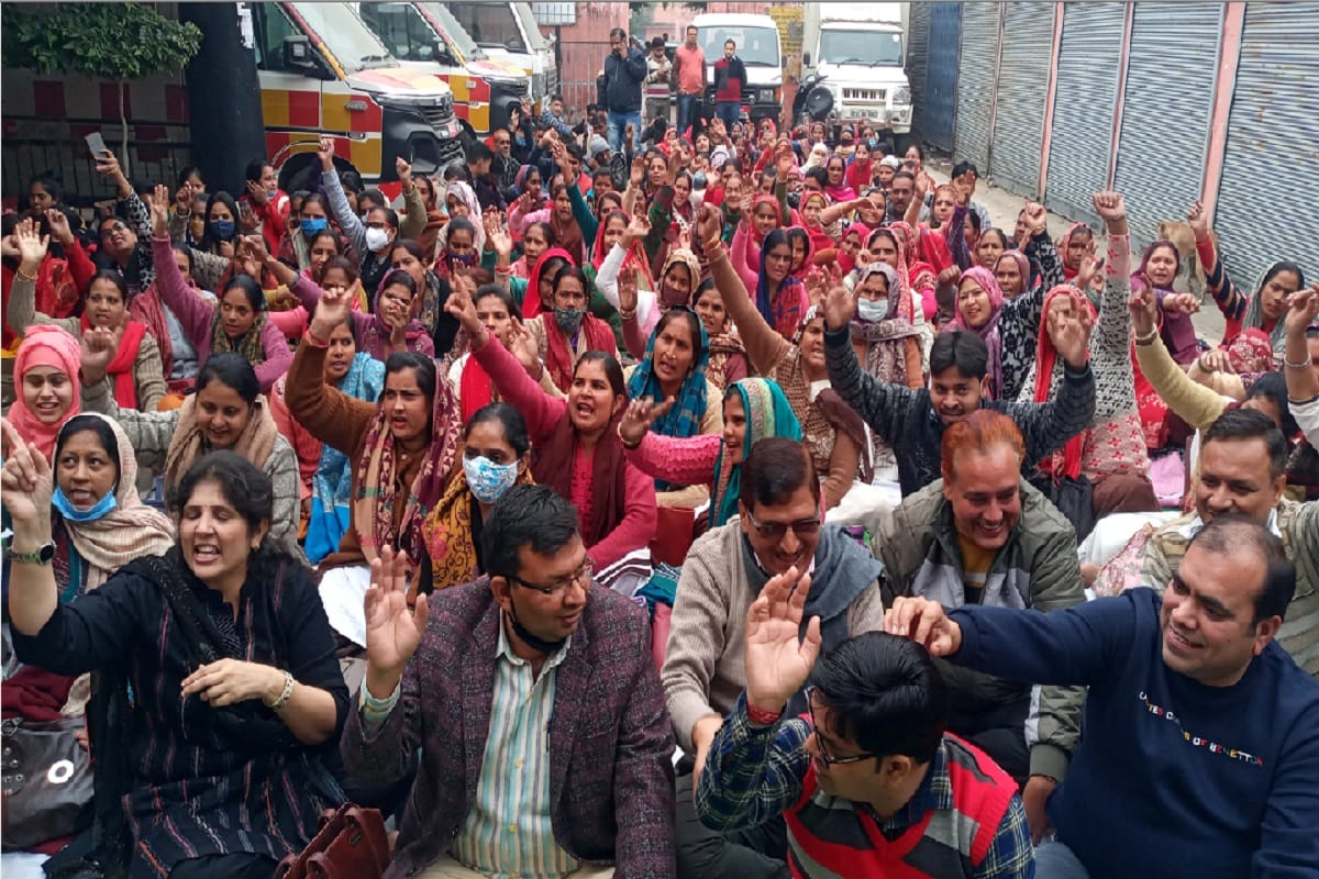 Health services and corona vaccination are being affected due to the strike of health workers in Muzaffarnagar